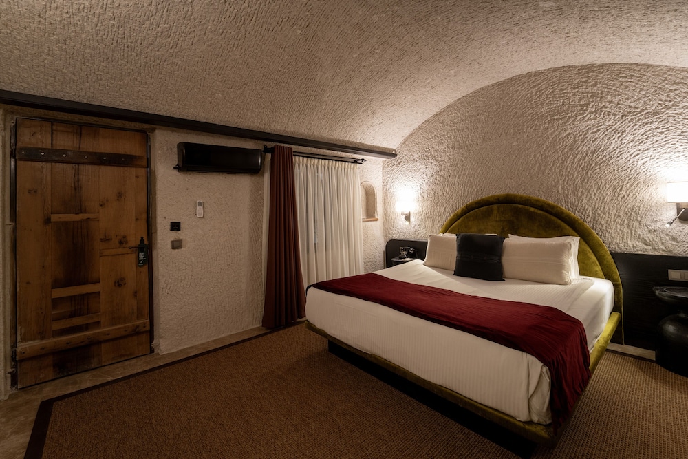 SUITE, KING BED