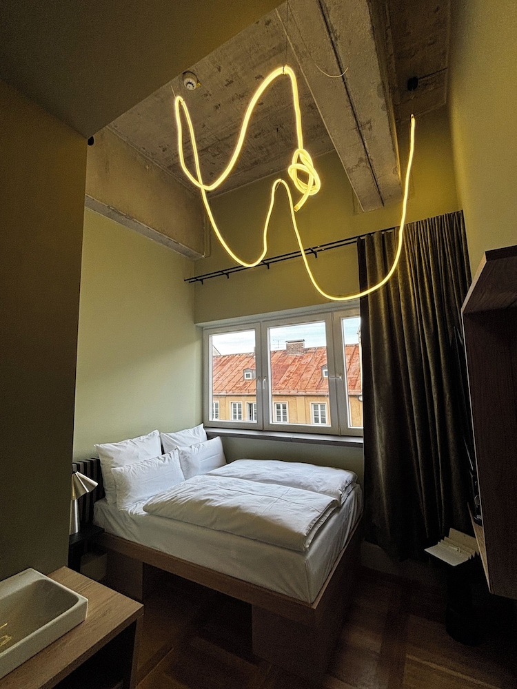 The Flushing Meadows Hotel & Bar 33/50