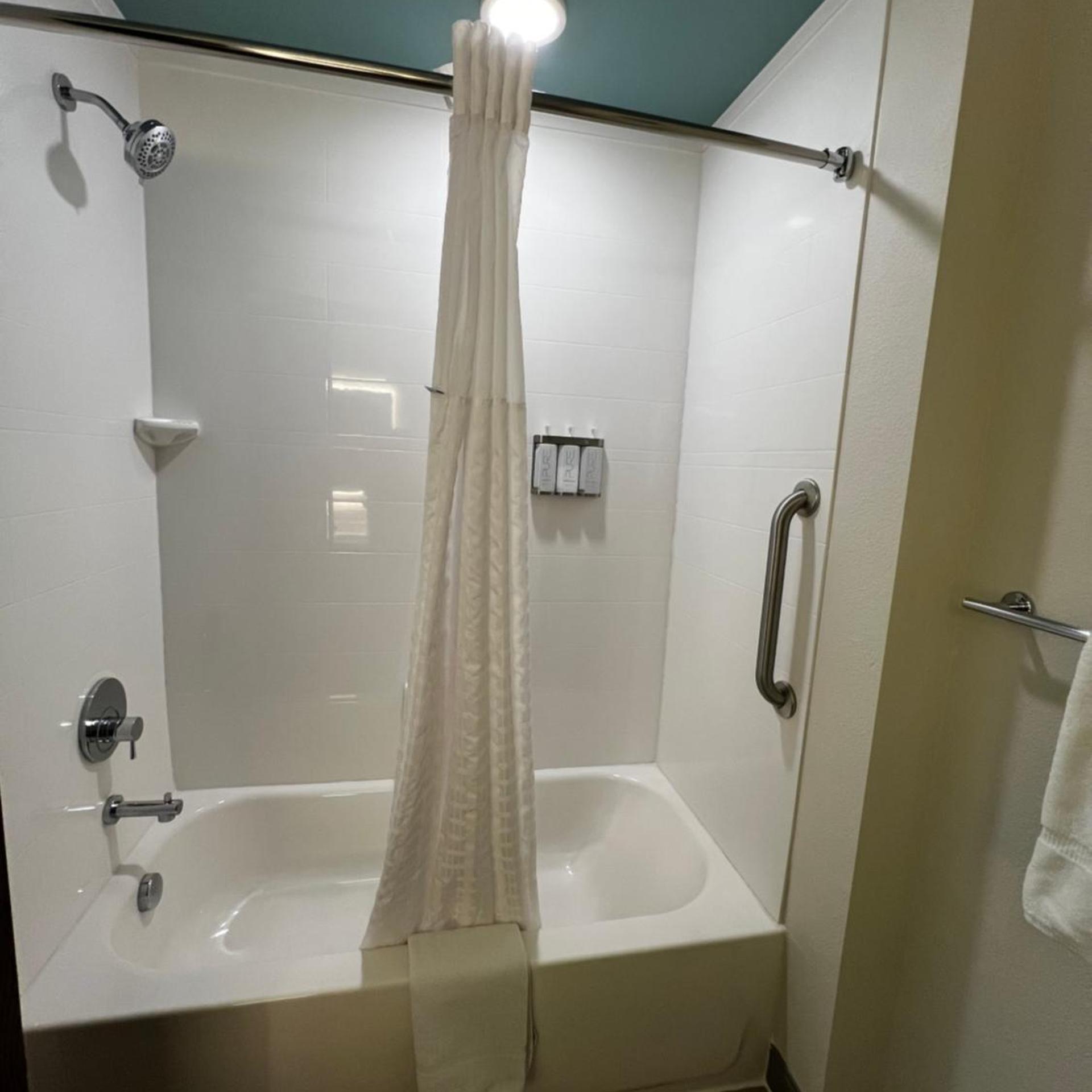 غرفة ديلوكس بسريرين كوين بإطلالة على المرسى، Marina Bay Hotel & Suites, an Ascend Collection Hotel 6/7