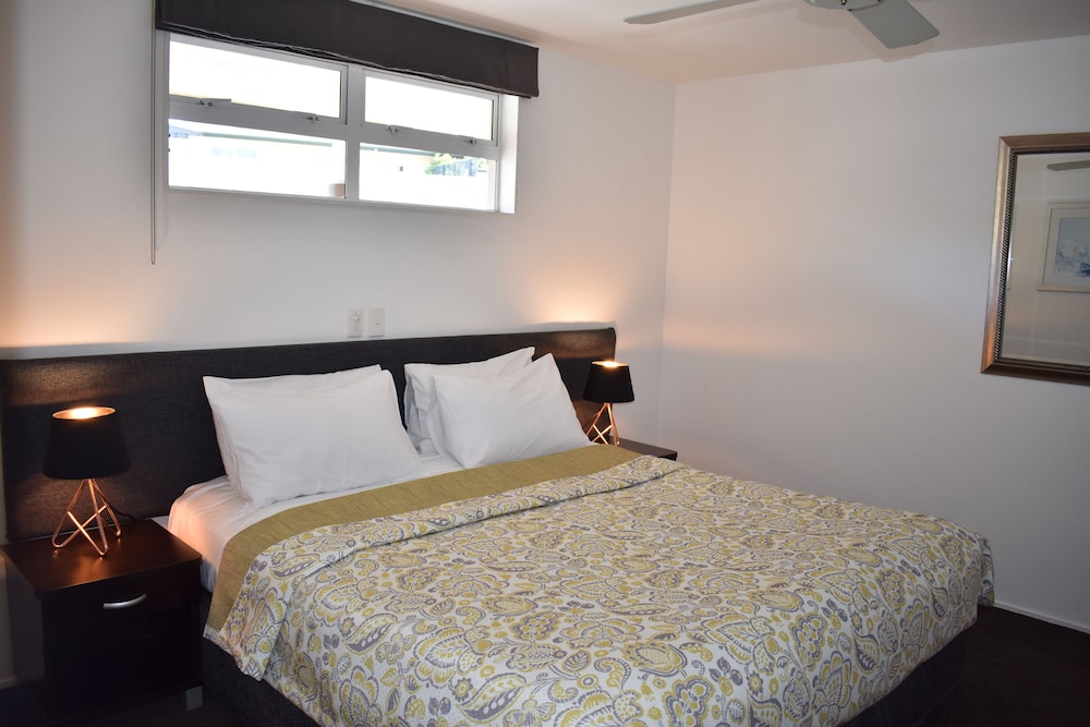 Baywatch Motor Inn 22/41