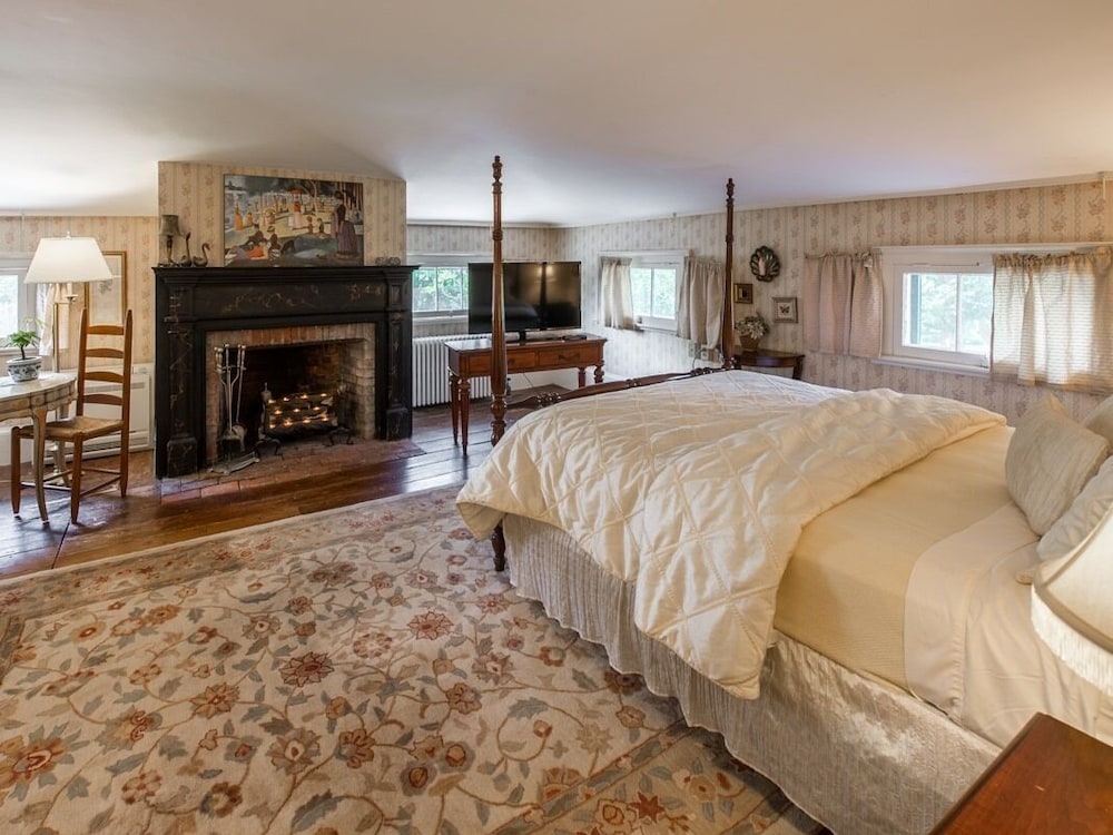 Yello, Superior, Queen Bed, Mountain View, Private Bathroom
