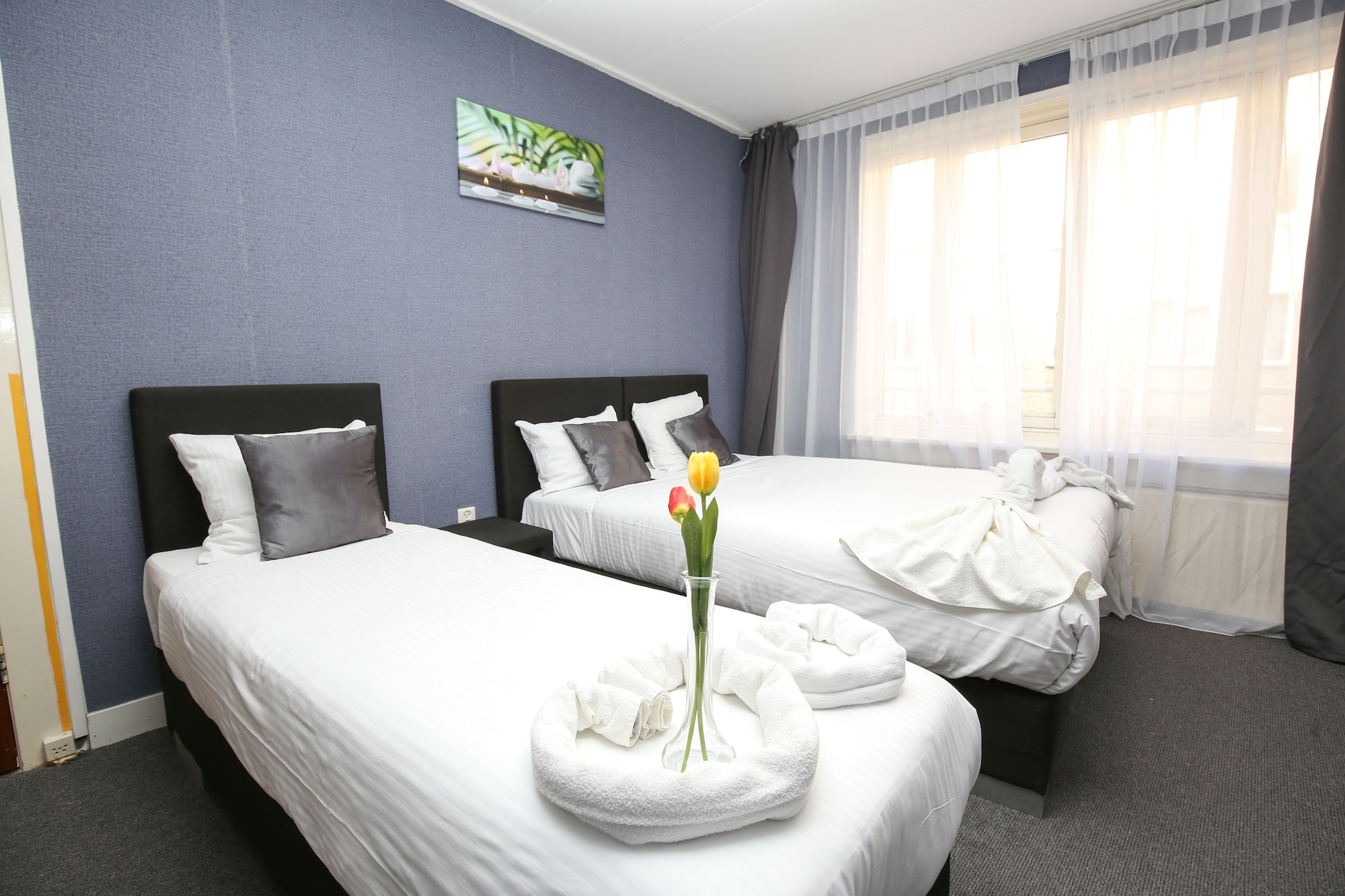 ROOM, TRIPLE, PRIVATE BATHROOM