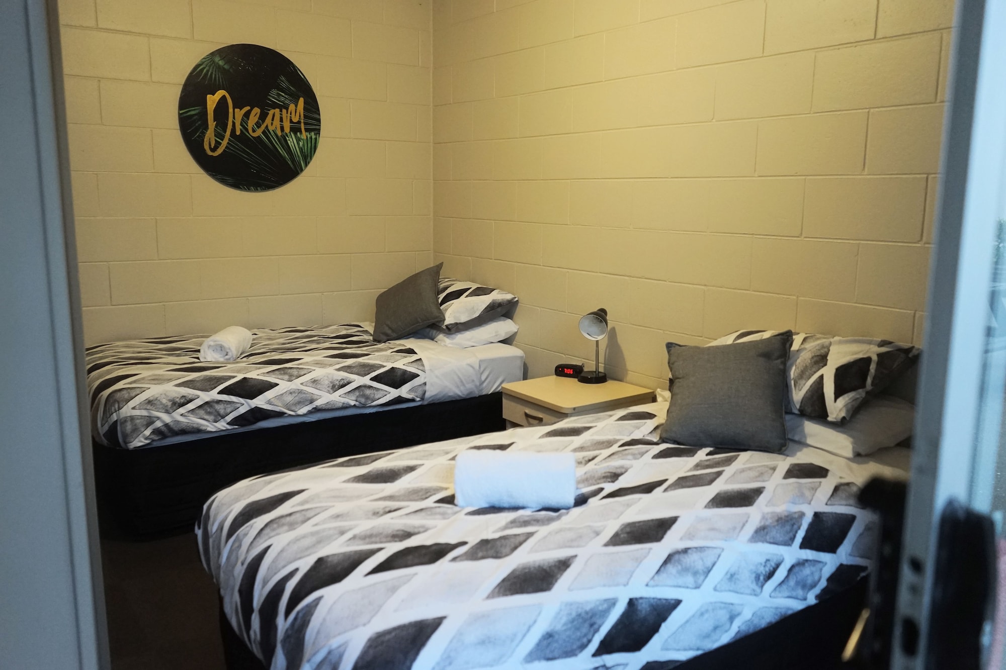 ROOM, TWIN BEDS