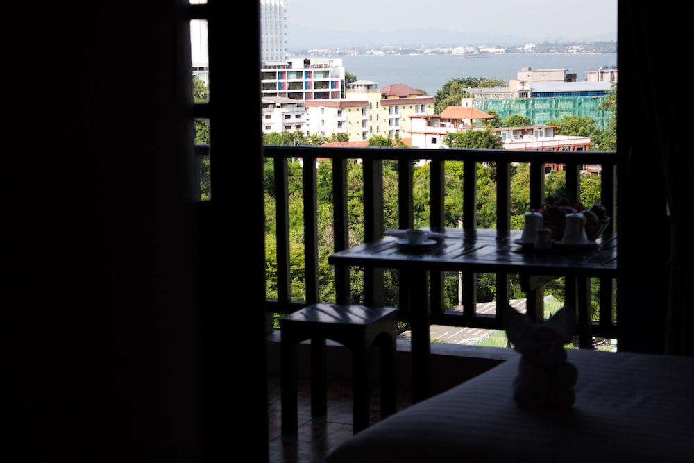 Golden Tulip Essential Pattaya 43/65