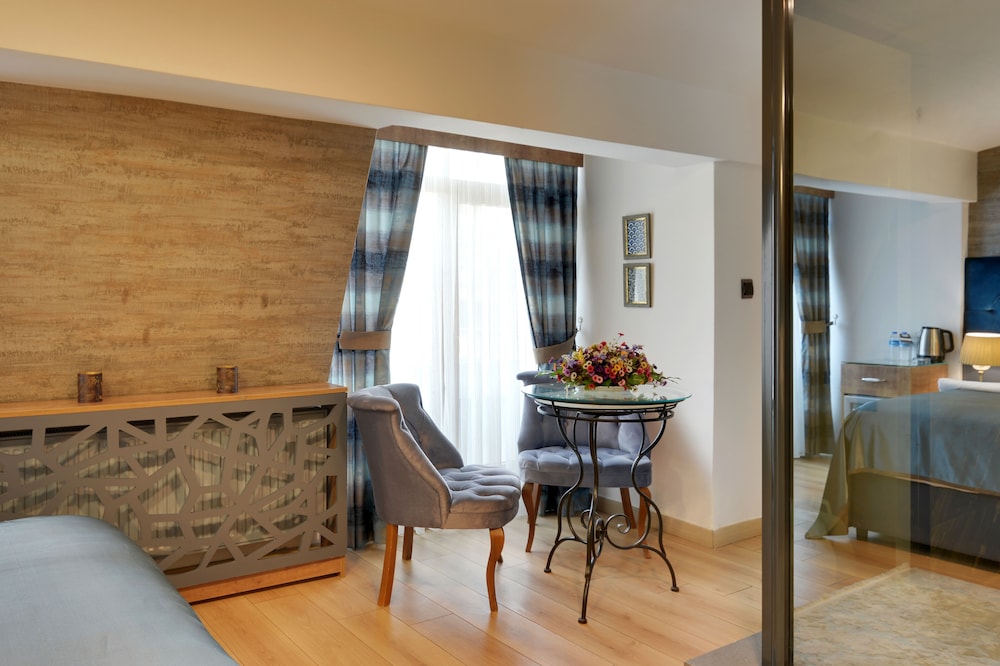 Castillo Luxury Rooms And Suites 25/38