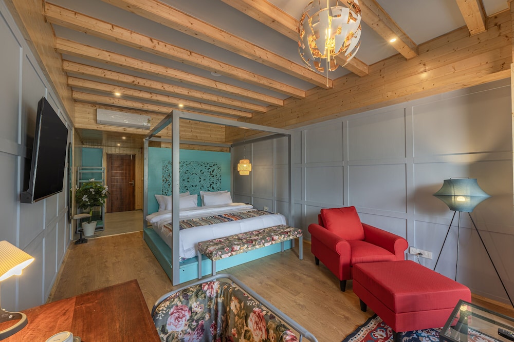 غرفة فاخرة بسرير كينج بإطلالة على الجبل بشرفة، Echor Himalayan Heights Luxe Manali 4/8