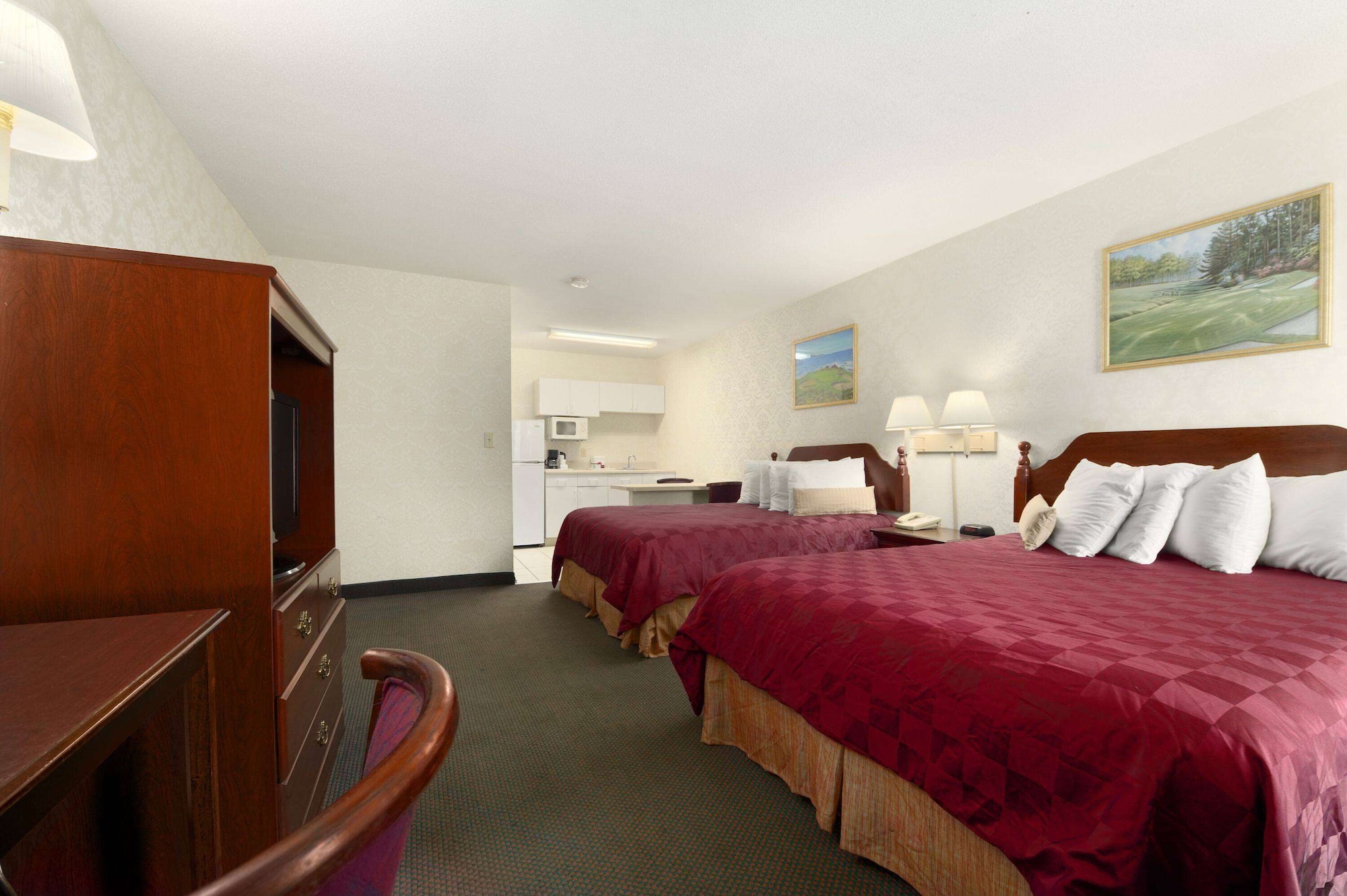EFFICIENCY, 2 QUEEN BEDS