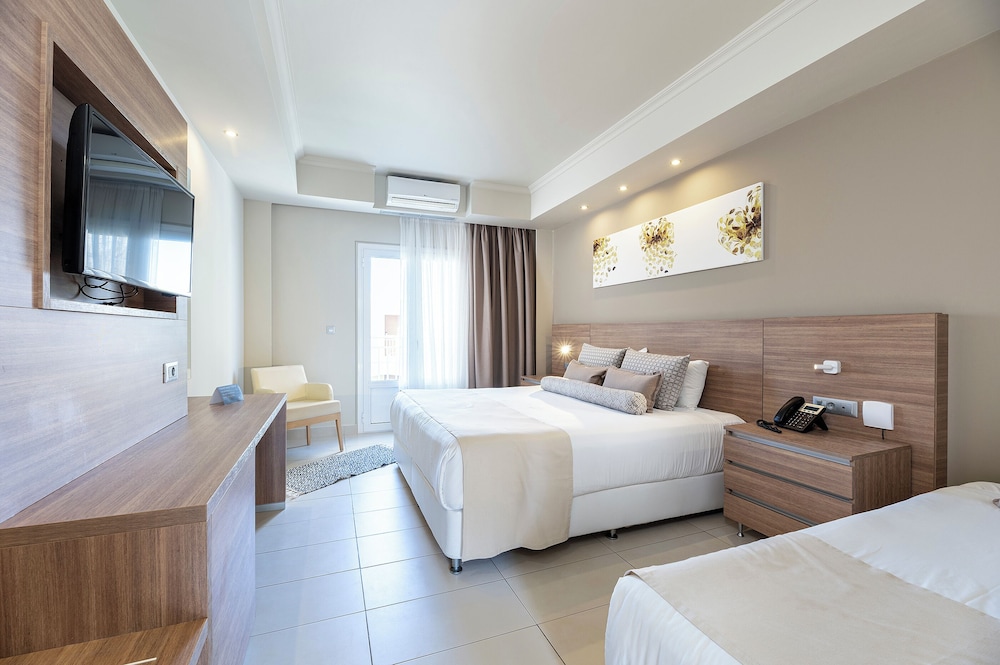 ROOM, 1 DOUBLE AND 1 SINGLE BED, PRIVATE GARDEN