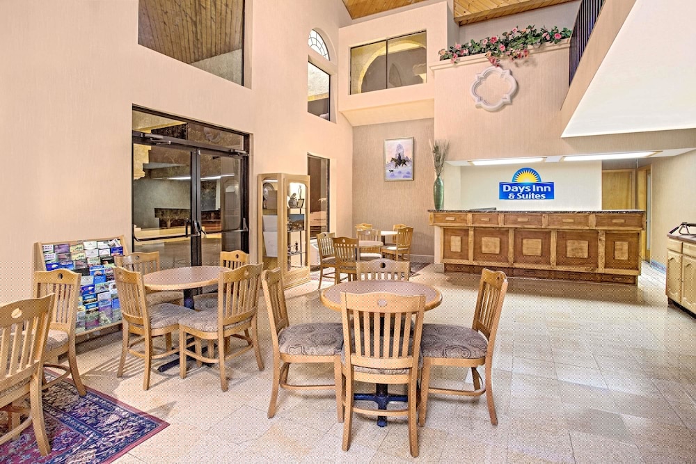 Days Inn & Suites by Wyndham Red Rock-Gallup 15/20