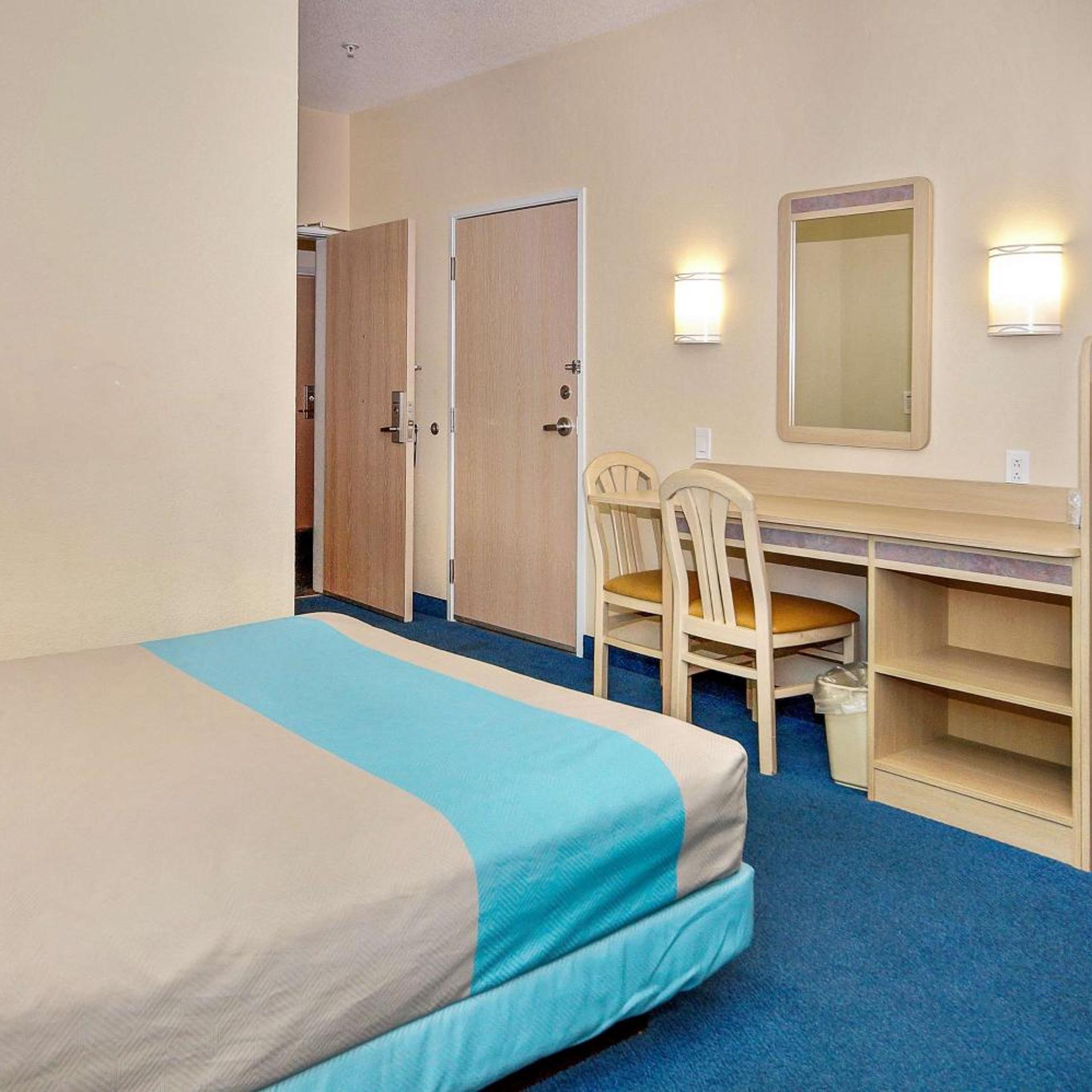 غرفة بسرير كوين، Motel6 Peterborough, ON 3/7