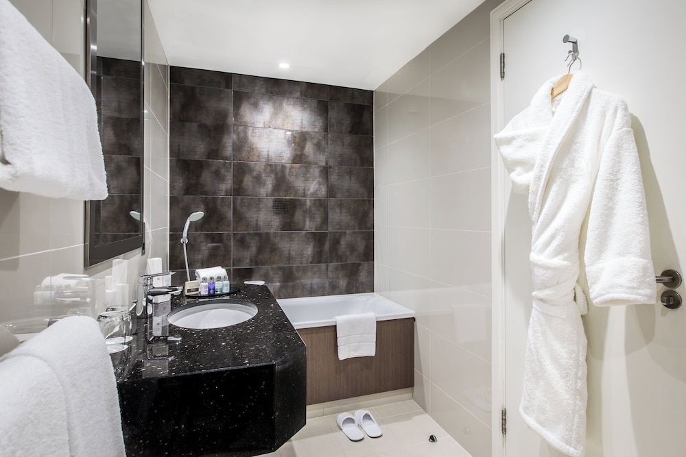 Suite, King Bed, Holiday Inn London - Kensington High St. by IHG 8/9