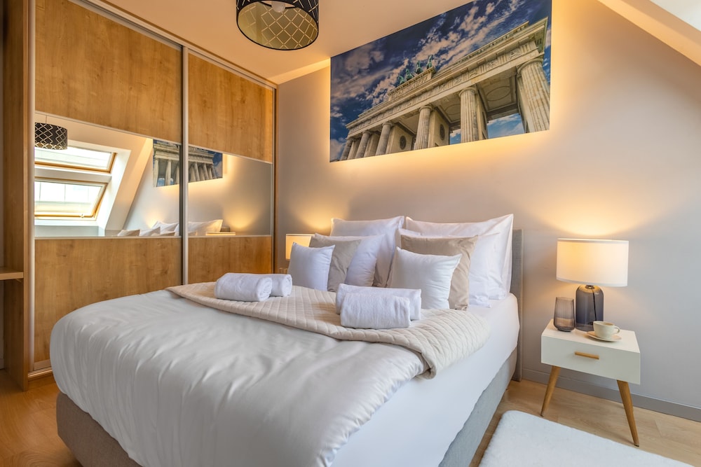 SUPERIOR, STUDIO, SUITE, KITCHENETTE