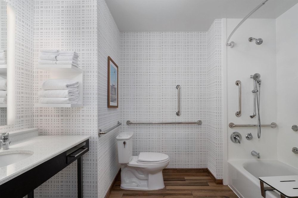 استوديو بسرير كينج مع أريكة لذوي الإعاقة، Hampton Inn Baltimore Bayview Campus 7/8