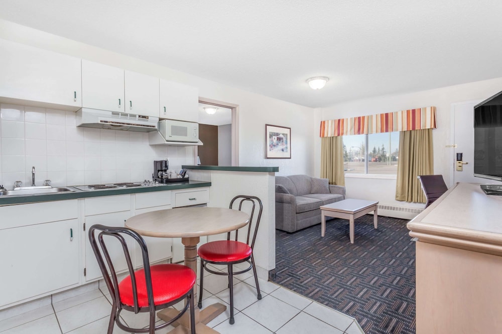 Super 8 By Wyndham Stettler 19/26