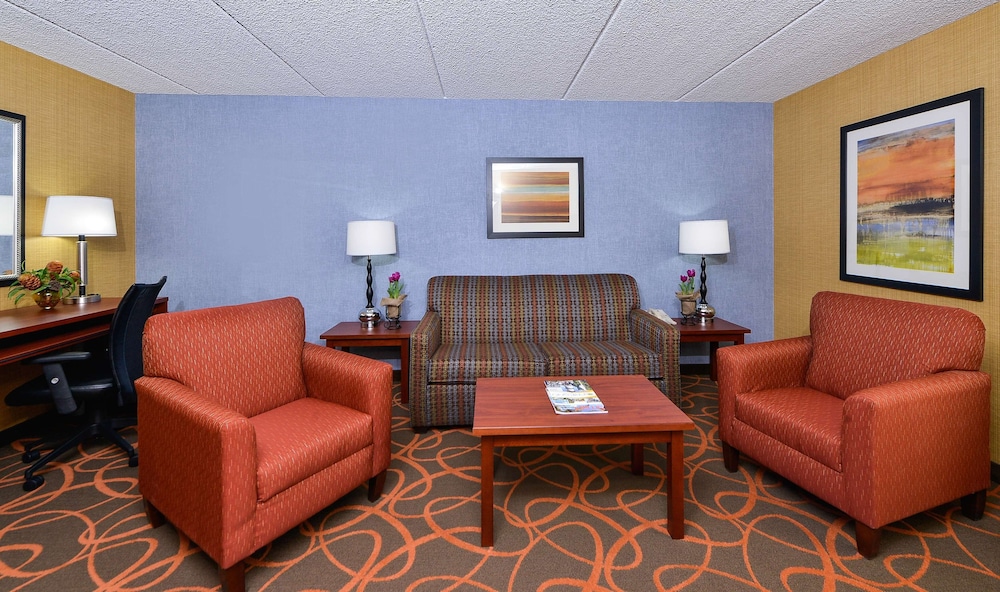 Best Western Plus Fresno Airport Hotel 36/68