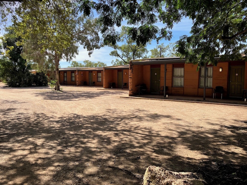 TERRITORY MANOR MOTEL AND CARAVAN PARK 2/26