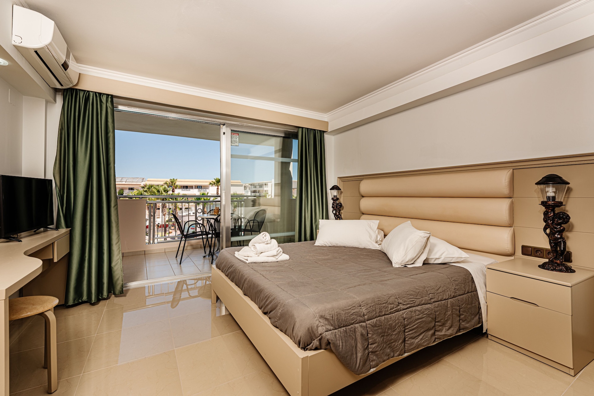 1 BEDROOM, FAMILY, DOUBLE BED, POOL VIEW, 2 SOFA