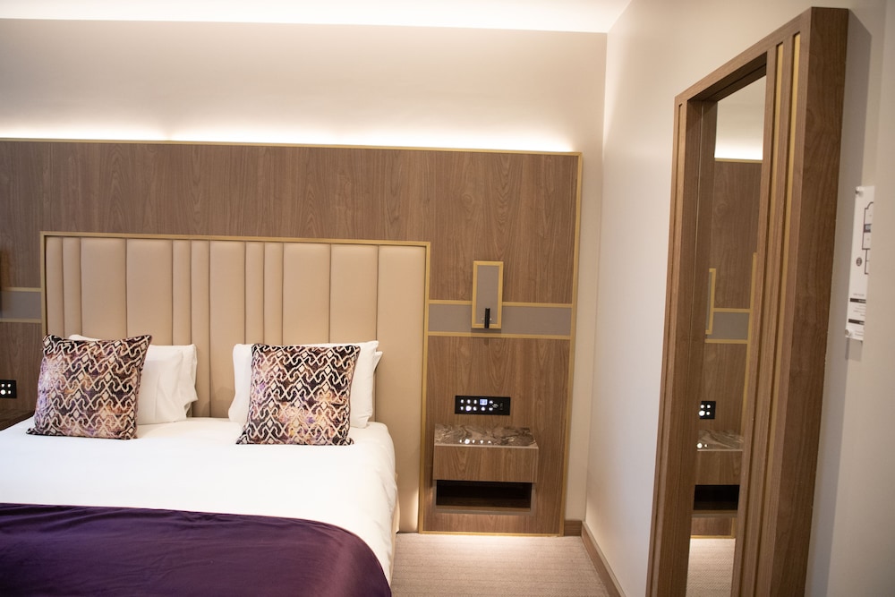 DELUXE, DOUBLE BED