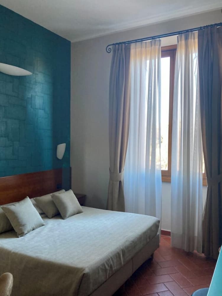 ROOM, DOUBLE OR TWIN BED