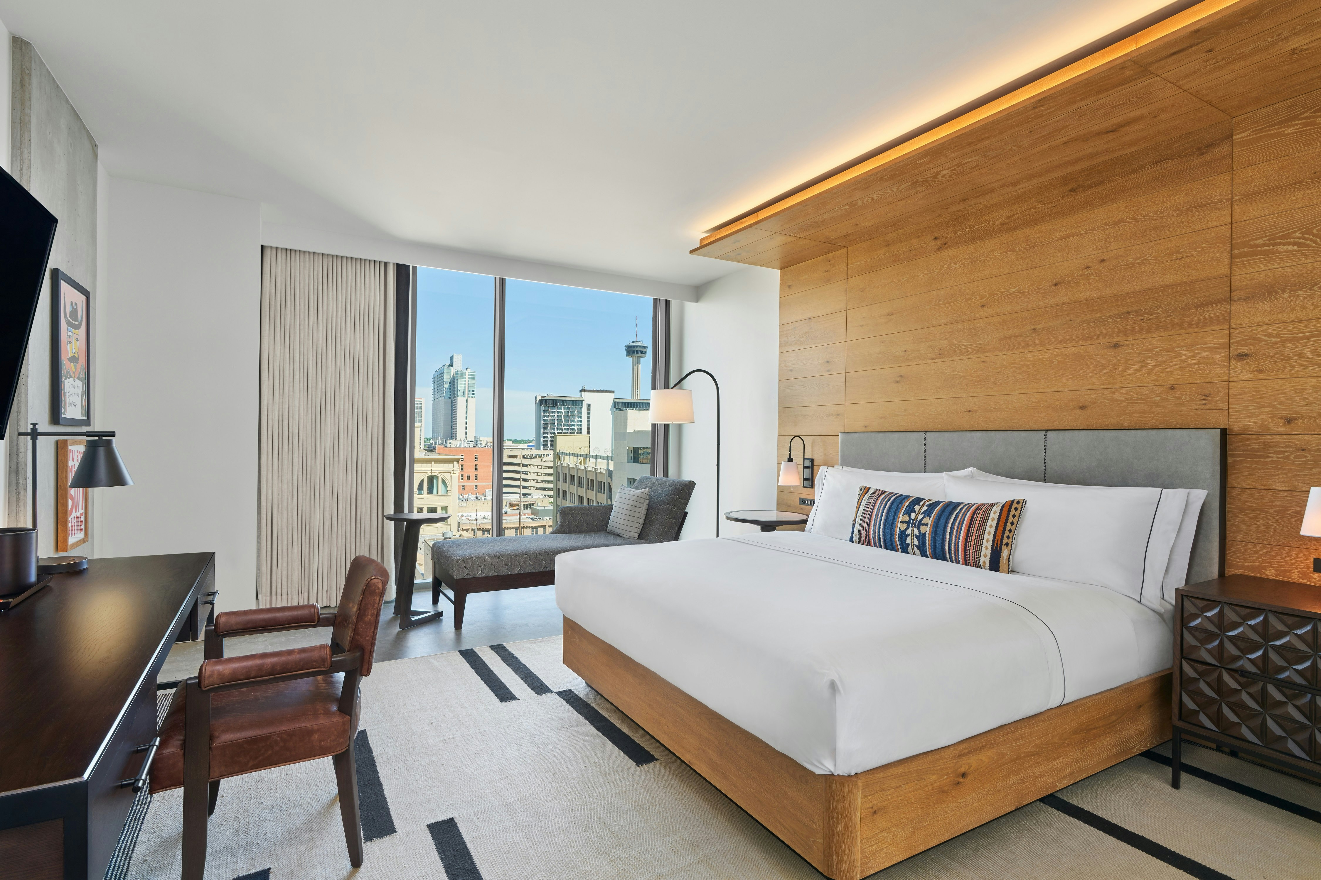 DELUXE, KING BED