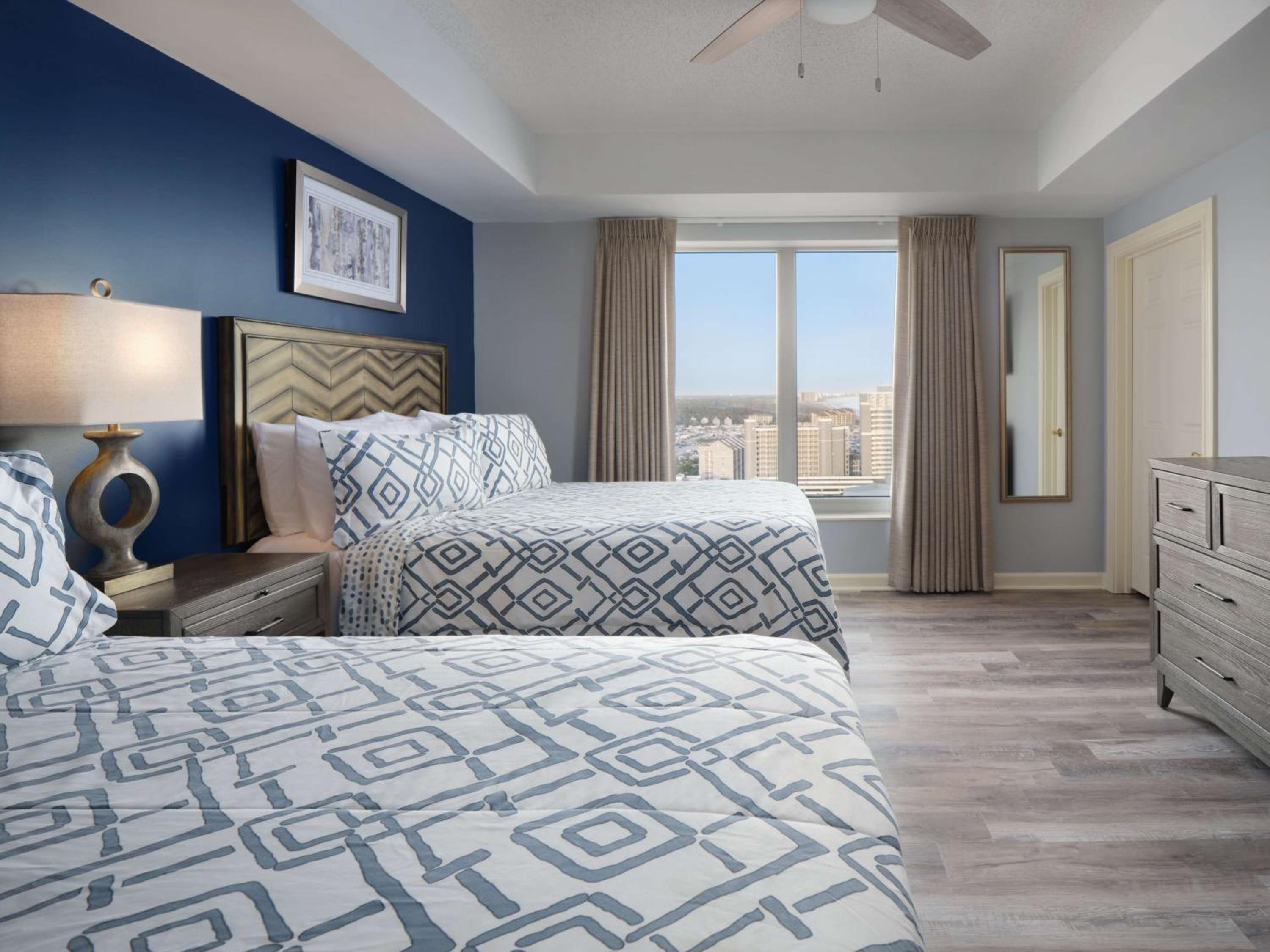 شقة سكنية بسرير كينج وسريرين كوين بإطلالة على البحر بغرفتي نوم مع أريكة، Royale Palms Condominiums 2/3