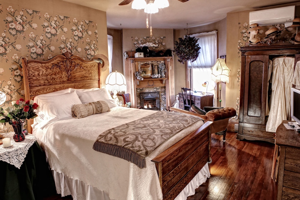 The Queen, A Victorian Bed and Breakfast 24/74