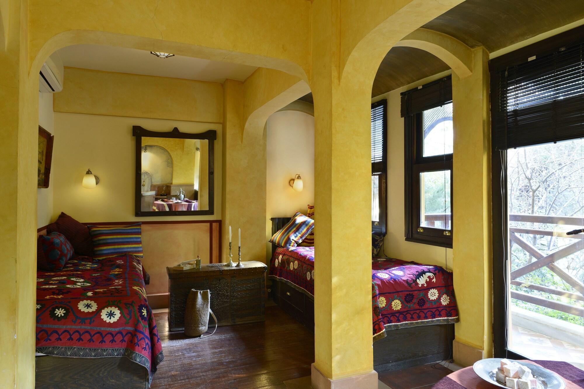 Hotel Empress Zoe 81/100