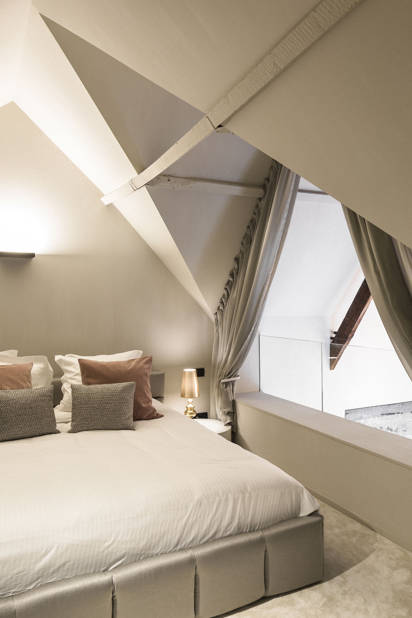 SUPERIOR, SUITE, KING BED