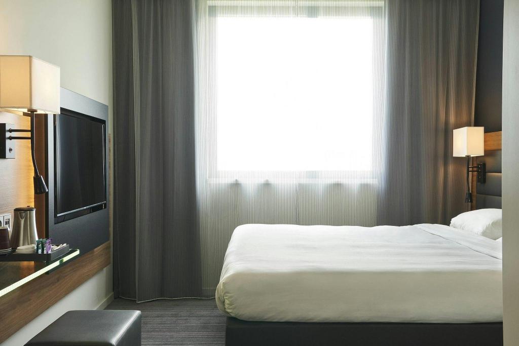 Guest Room, Family, Queen Bed, Sofa