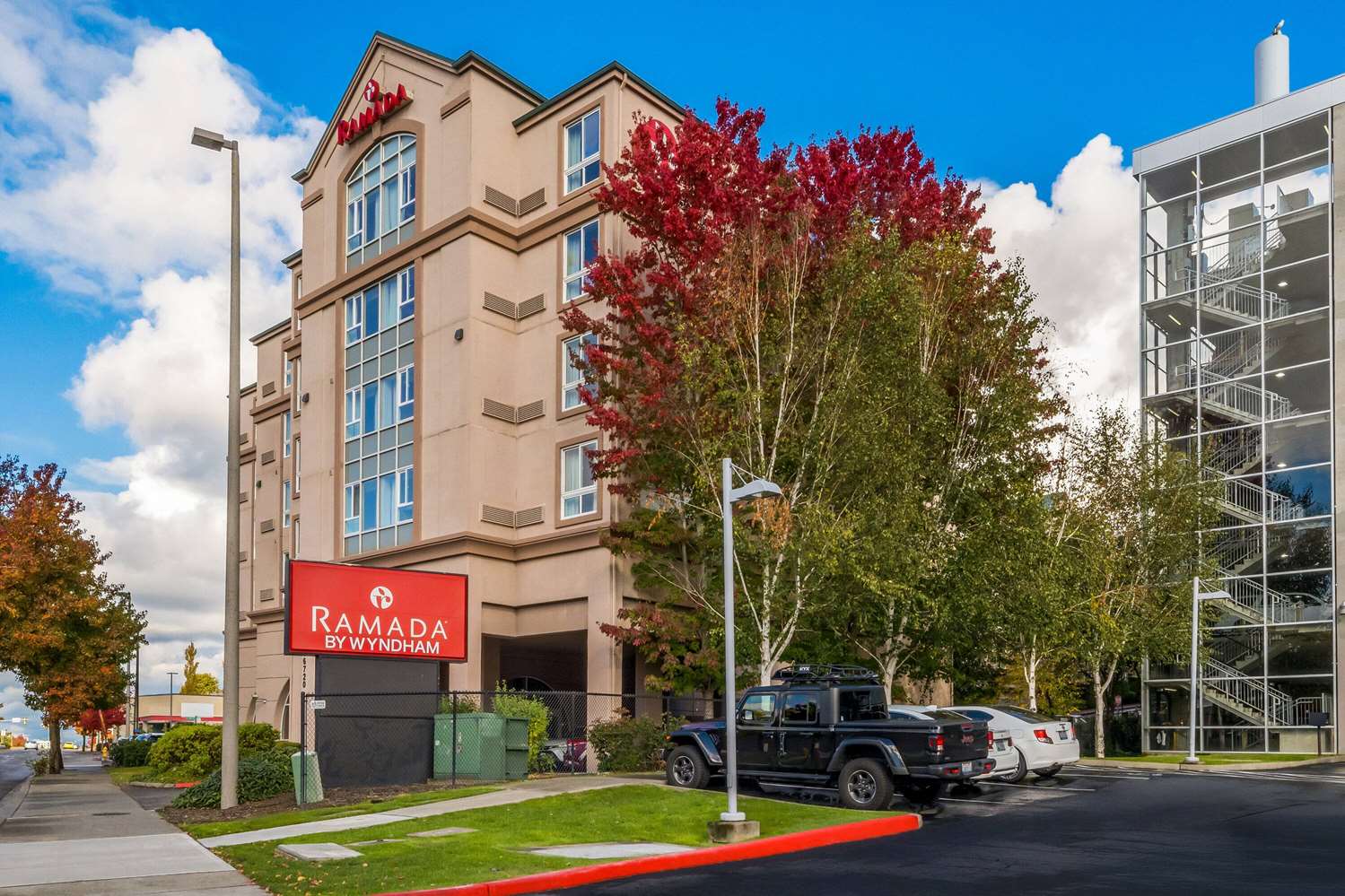 Ramada By Wyndham Seatac Airport 34/35