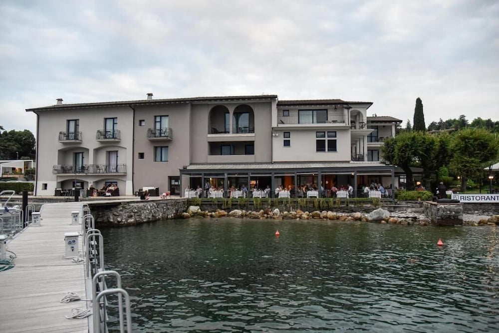 Bella Hotel & Restaurant 51/55