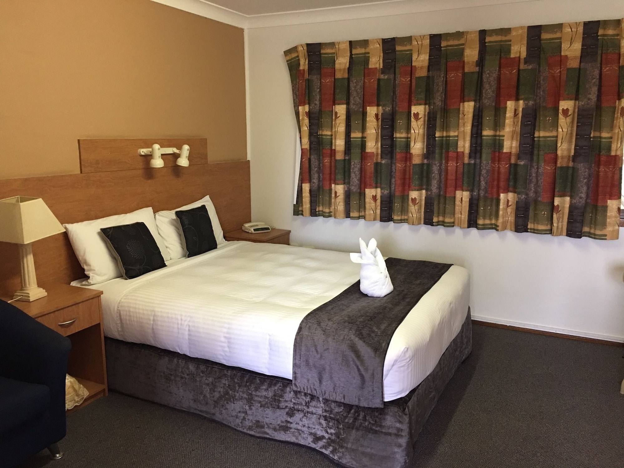 Downstairs, Queen Bed