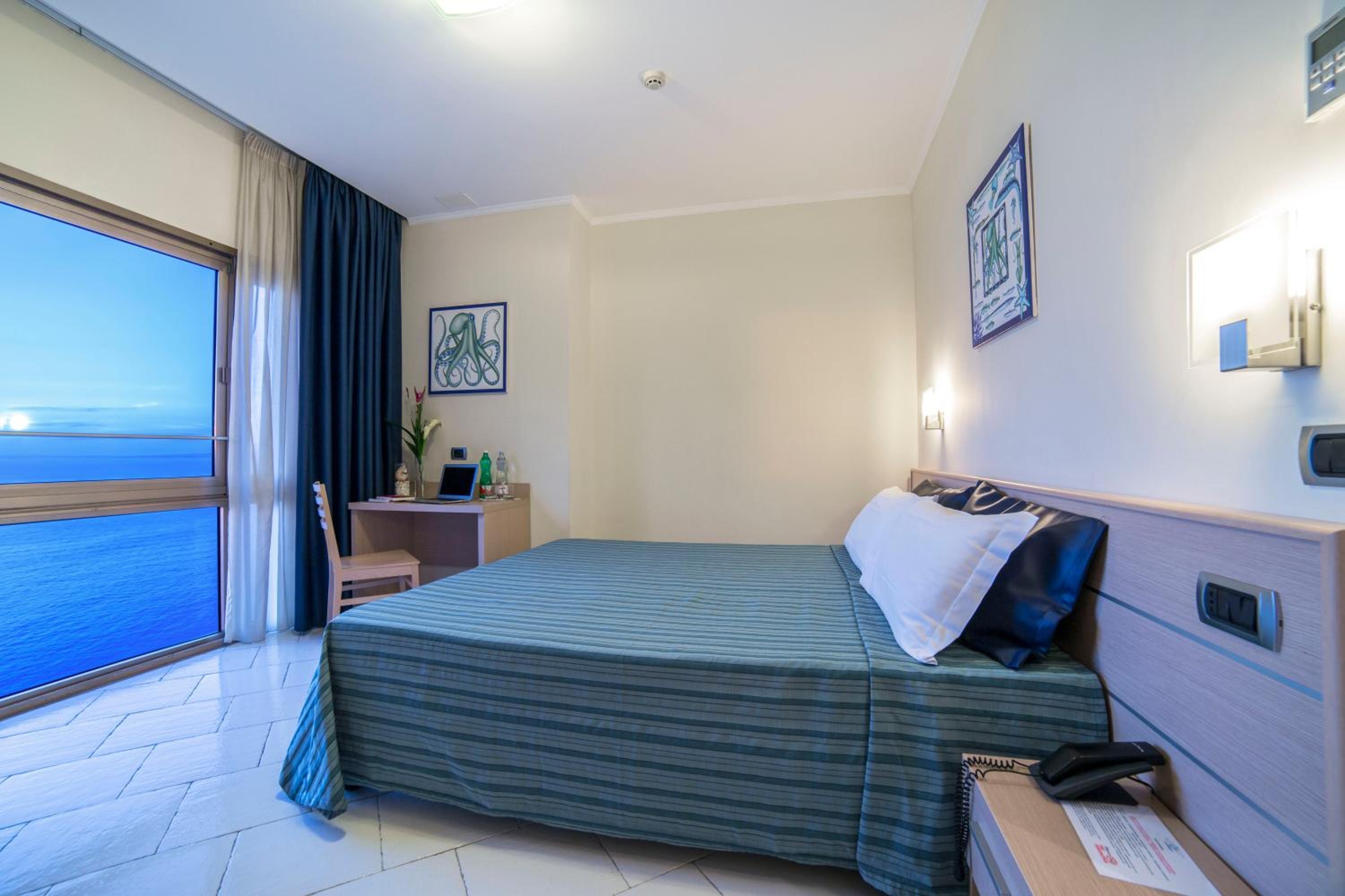 ROOM, DOUBLE OR TWIN BED, SEA VIEW