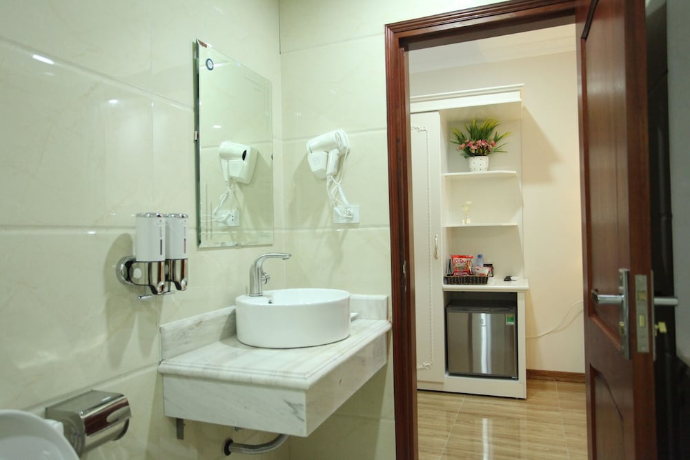 Phoenix Hotel Ha Long 47/50