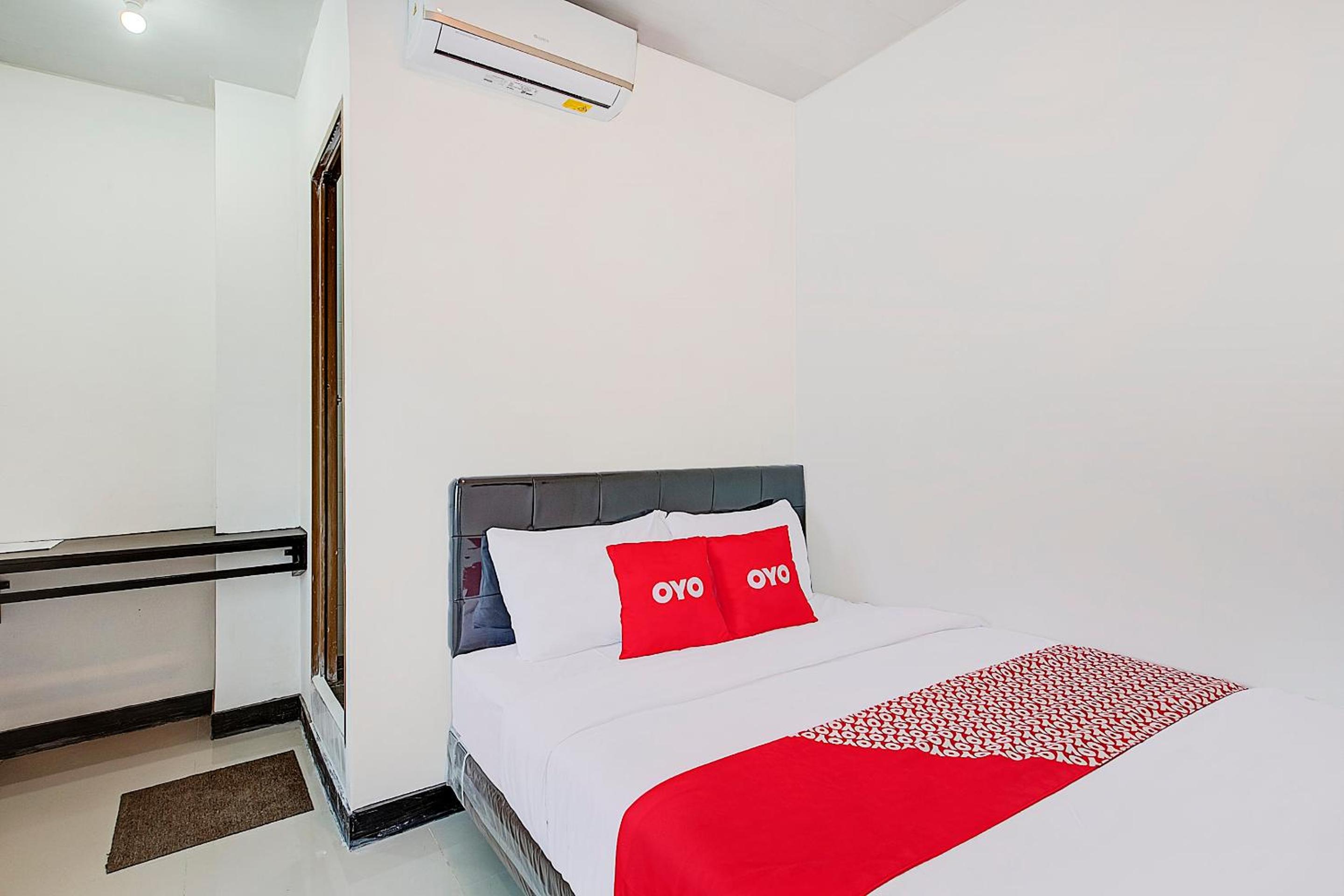 OYO 3198 Sukomanunggal Inn 12/49