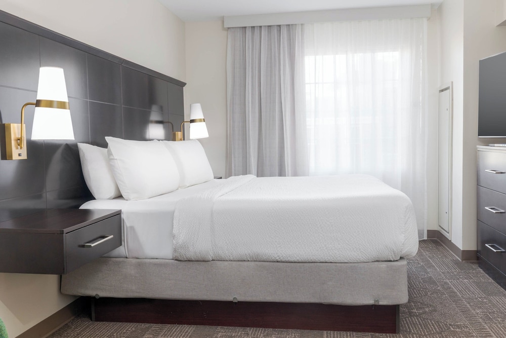 جناح بسريرين كوين بغرفة نوم واحدة مع أريكة بمطبخ، Staybridge Suites Phoenix - Chandler 4/10