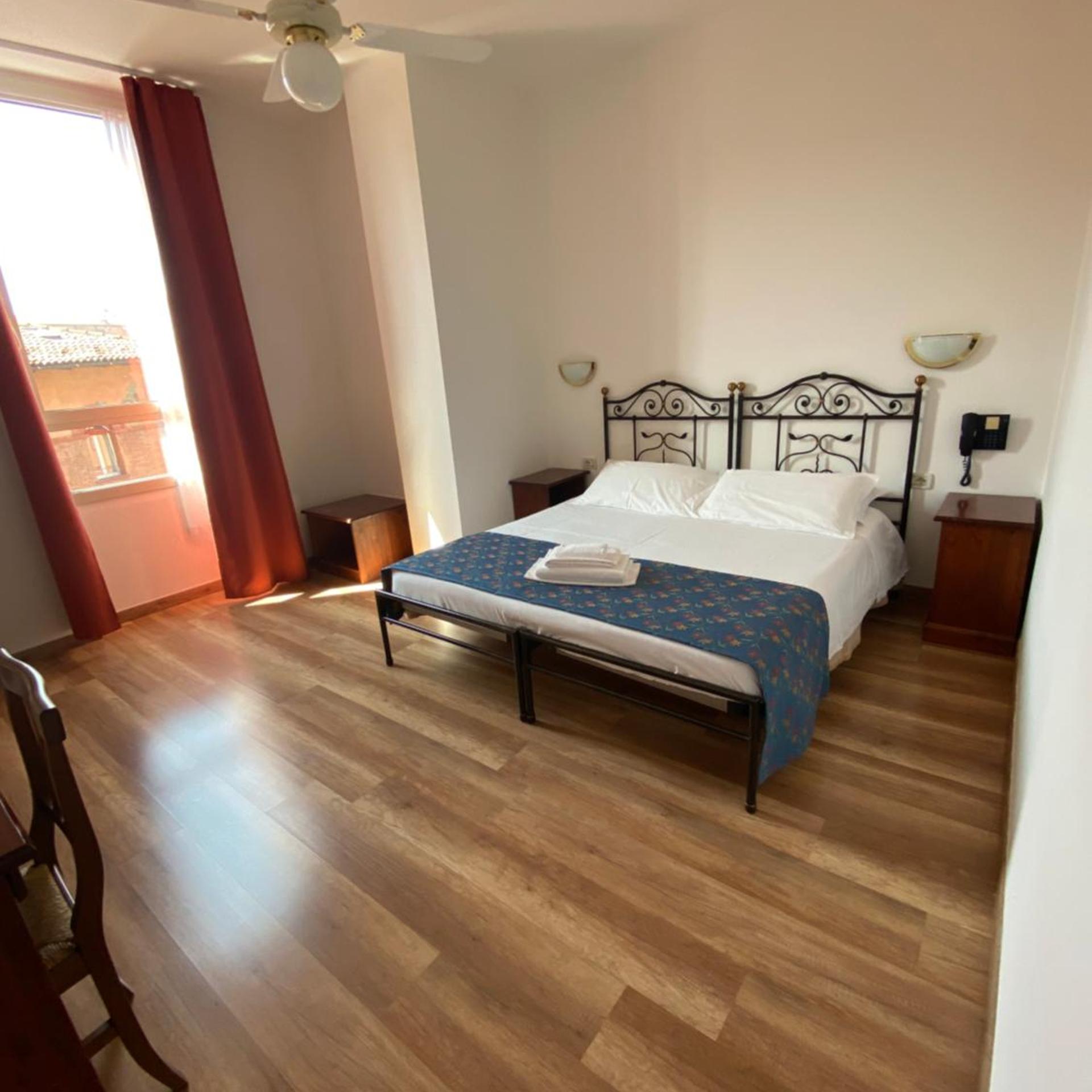 ROOM, DOUBLE BED