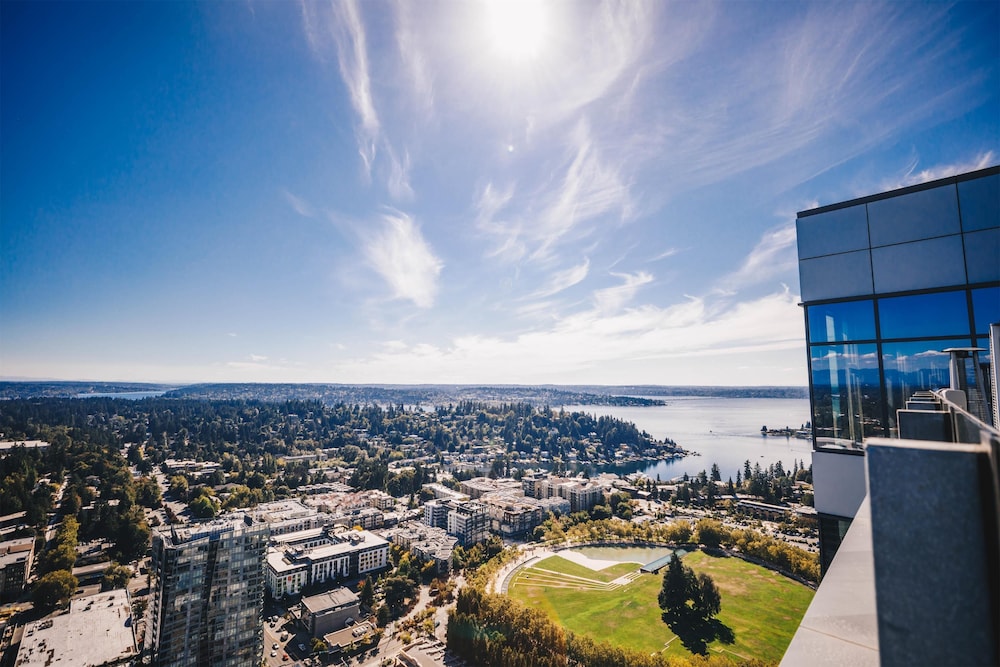 Hyatt Regency Bellevue 71/72