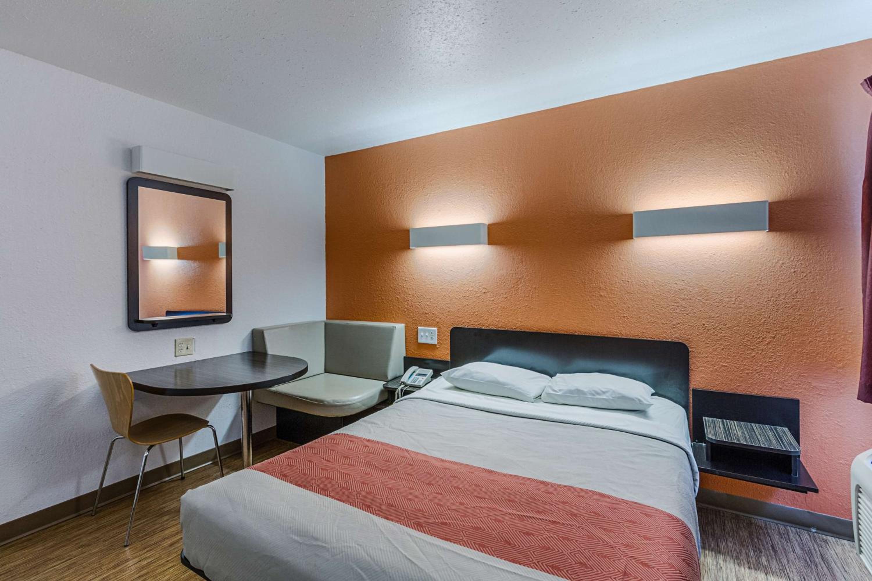 غرفة بسرير كوين لذوي الإعاقة لغير المدخنين، Motel6 Oshkosh, WI 8/10