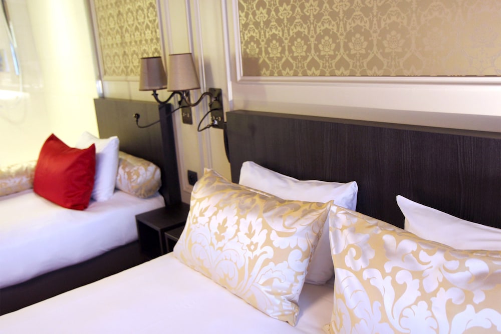 Hotel Le Montmartre Saint Pierre 1/22