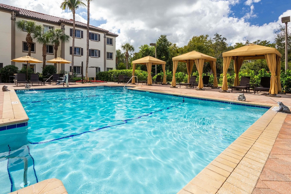 Hawthorn Extended Stay by Wyndham Naples 6/54