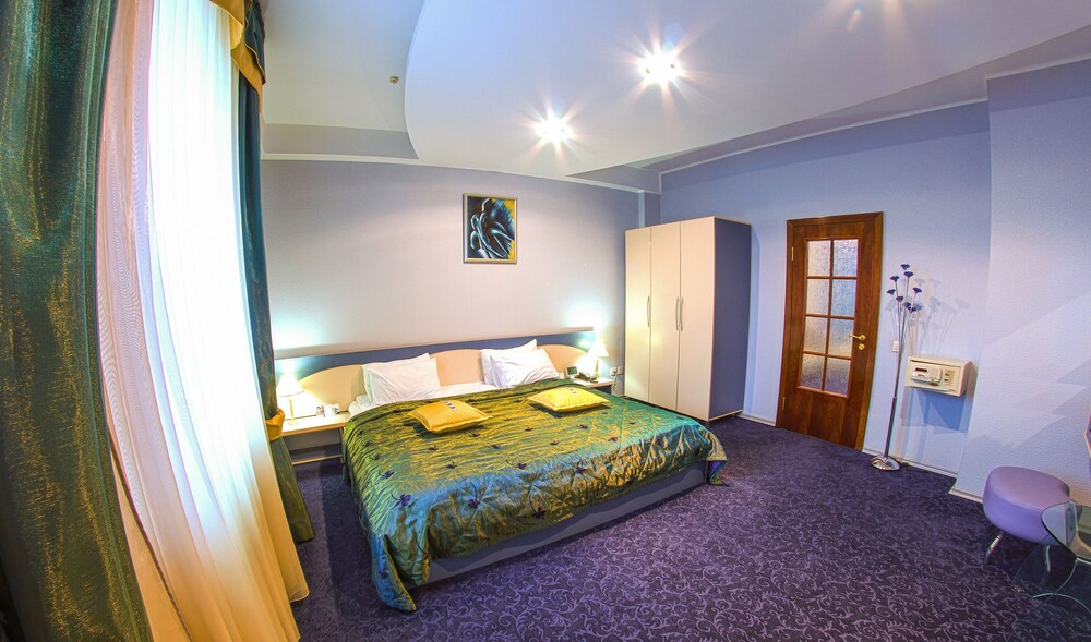 Golden Dragon Hotel 30/75
