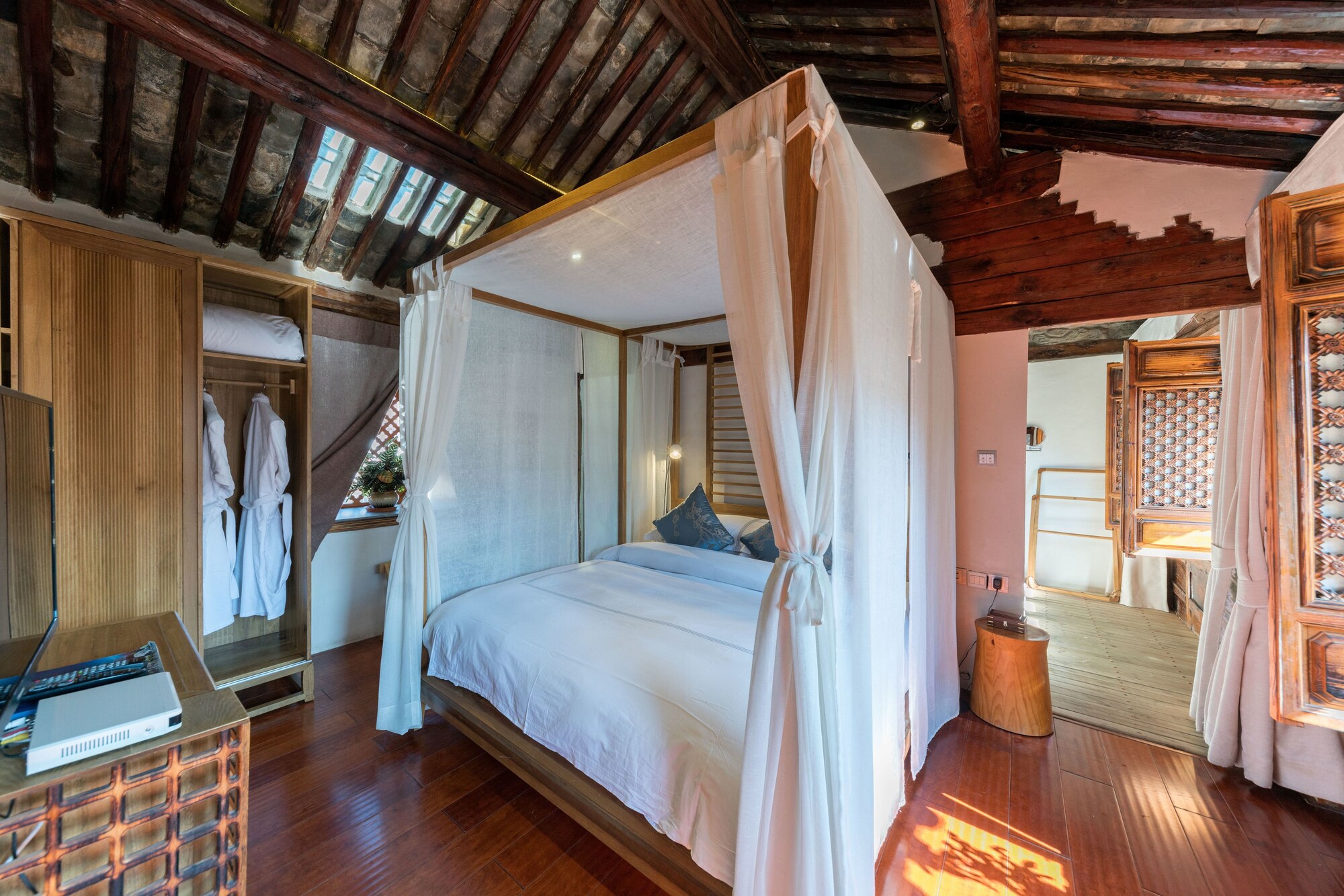 جناح فاخر بسرير كينج بإطلالة على الفناء بحوض استحمام، Dali Old Courtyard Boutique Inn 3/5