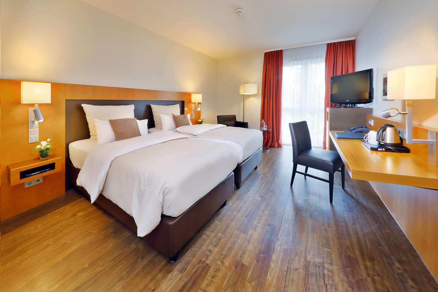 Courtyard, Twin Beds