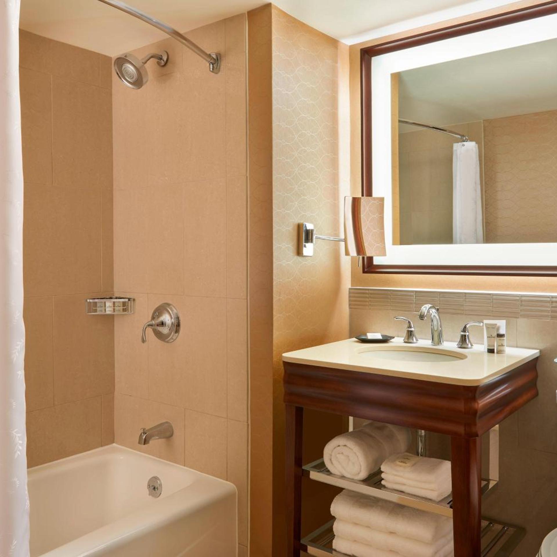 غرفة سوبيريور بسرير كينج وسريرين كوين بإطلالة على الحديقة، SHERATON CENTRE TORONTO 4/4