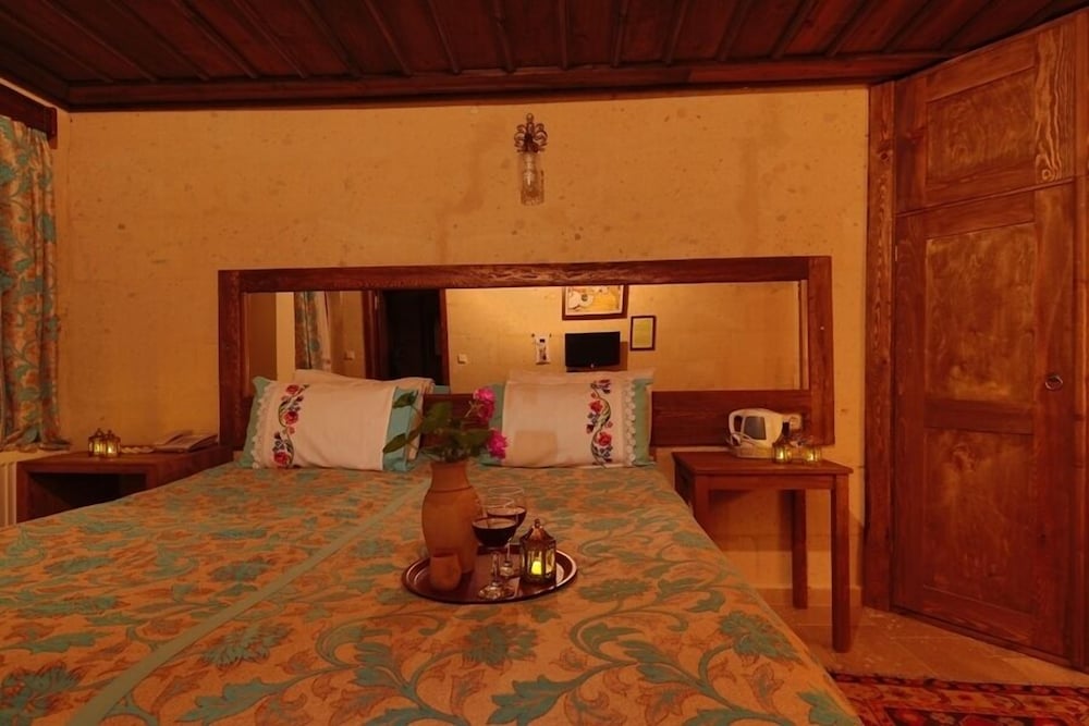 Jerveni Cave Hotel 43/47