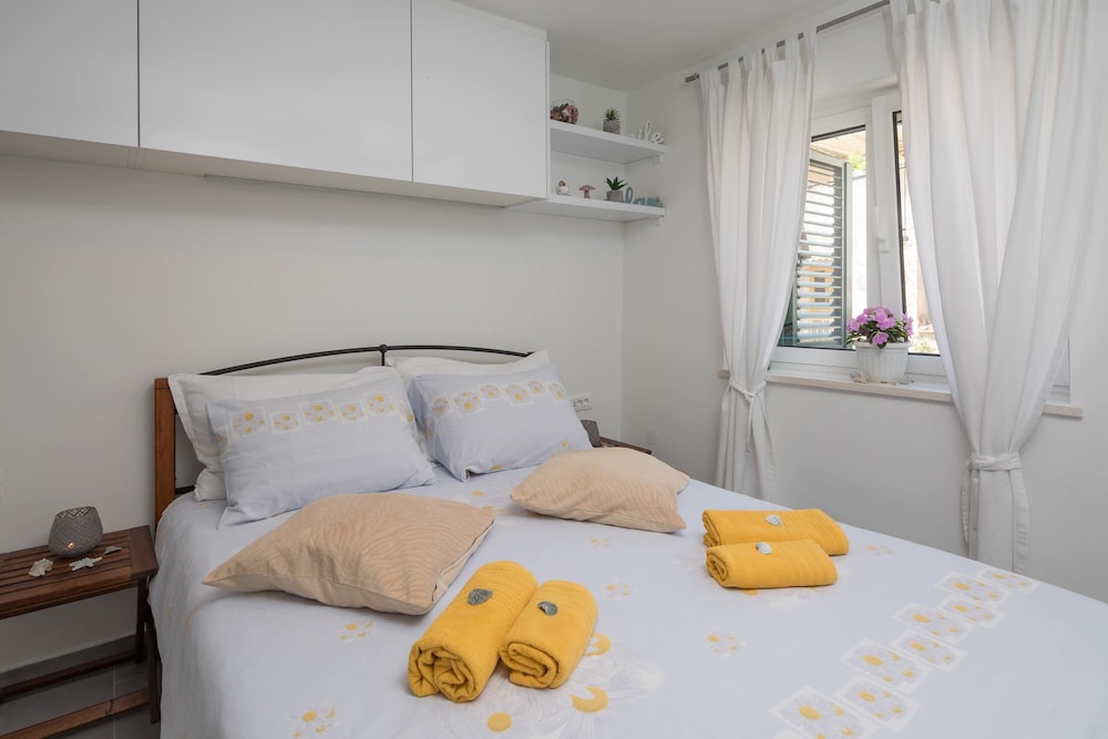 Split Center Suites 16/66