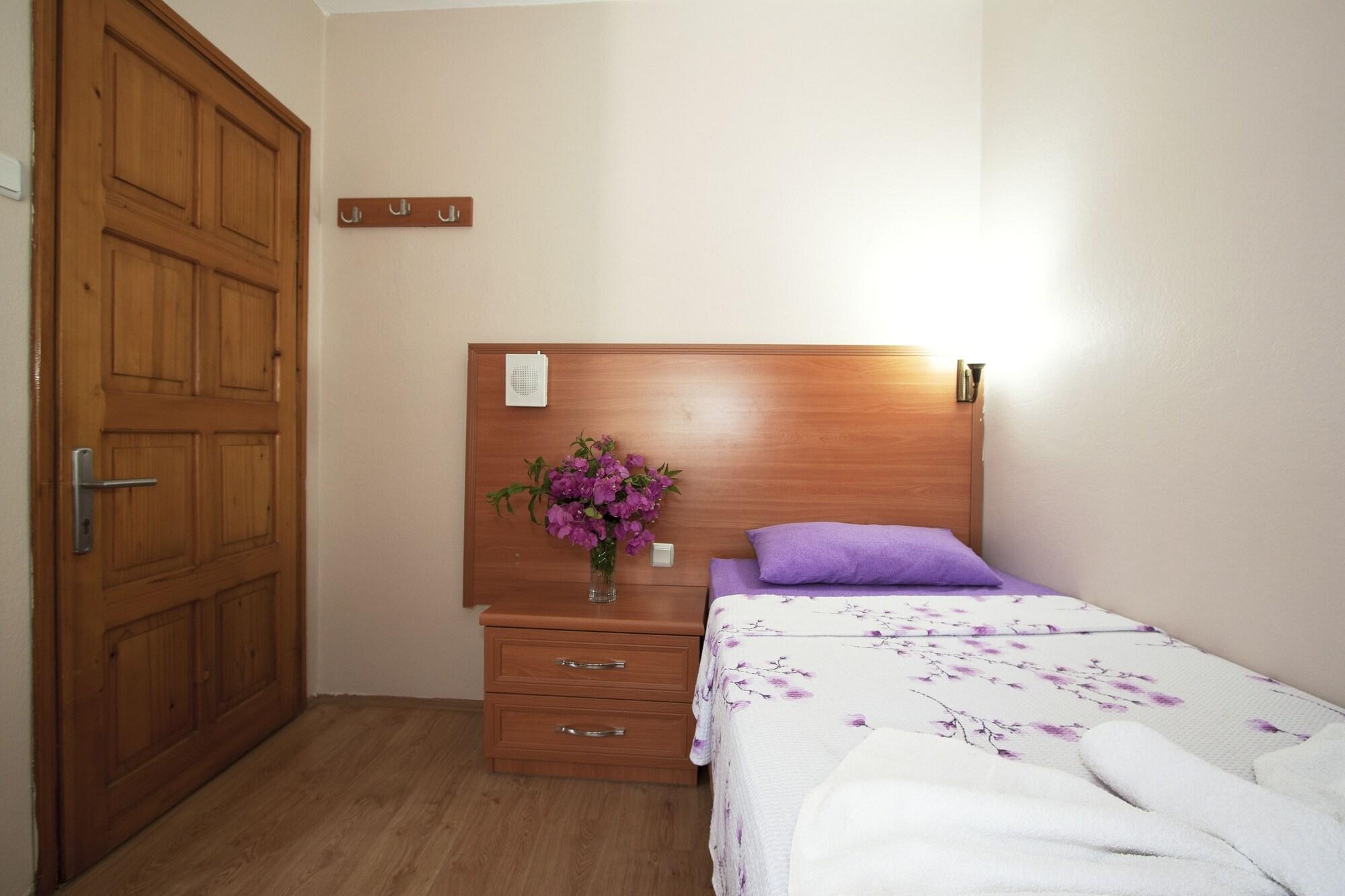 Yalcin Hotel 14/63