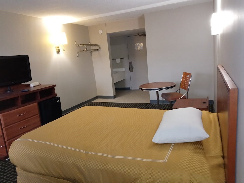 Peachtree Inn & Suites 3/8
