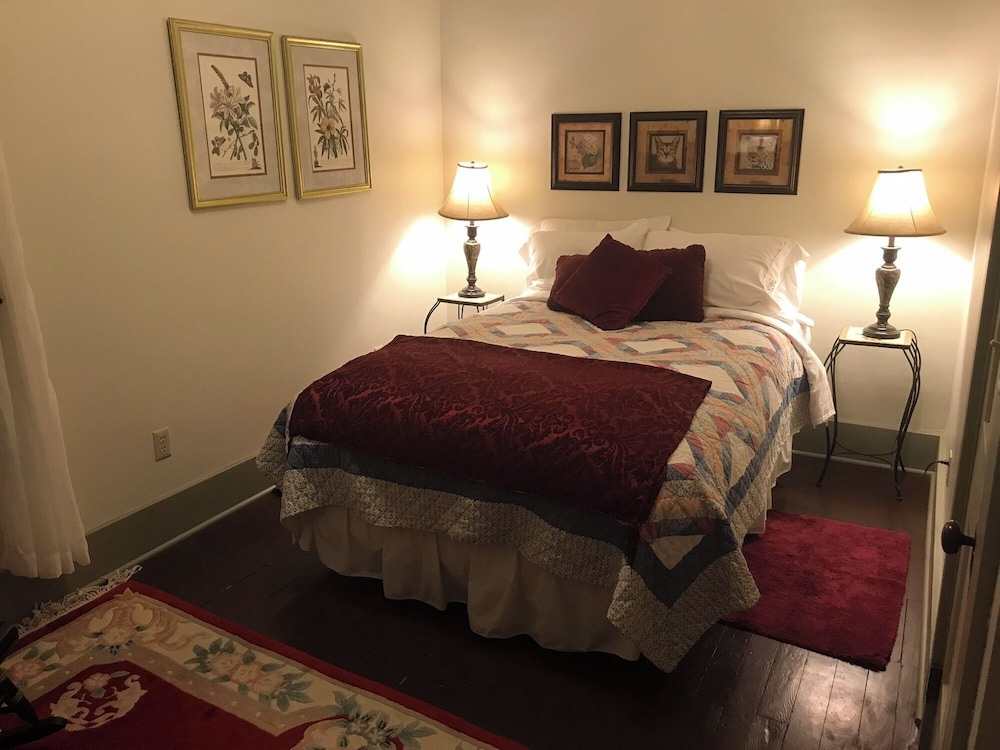 The Queen, A Victorian Bed and Breakfast 26/74